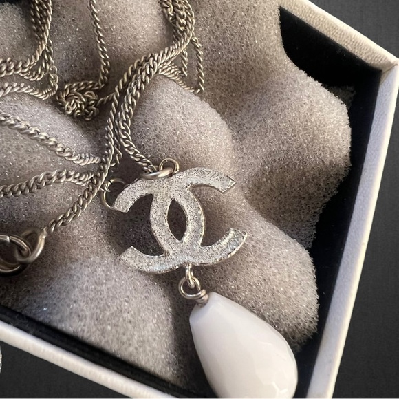 🖤 EUC🖤 Authentic CHANEL CC Logo Drop Necklace - Picture 5 of 7